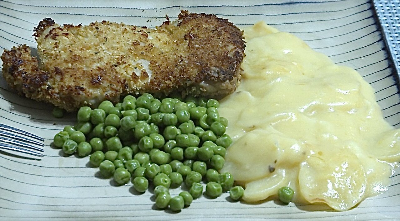 Au Gratin Potatoes, Panko Breaded Chicken Thighs & Buttery Peas