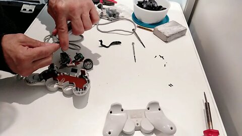 Conserto Gamer 07 - Trocando os ThumbSticks dos Controles do PSone na Caixa - Parte 2