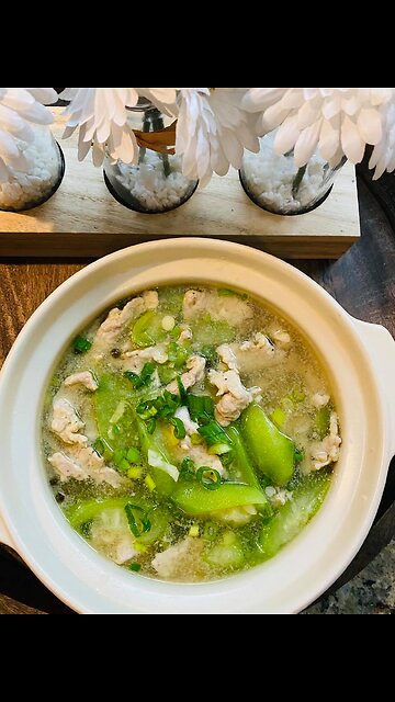 Luffa Acutangular with Pork Soup 肉片丝瓜汤