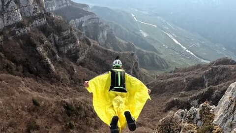 Highline/ wingsuit flight / Italy