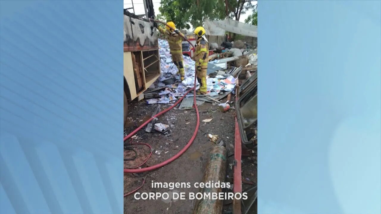 Bombeiros apagam incêndio em depósito de materiais recicláveis em Ipatinga