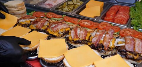 It's incredibly tasty! Korean Street Food / American Style Bacon Triple Cheeseburger