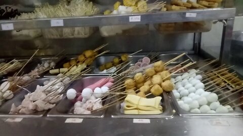 今晚的夜宵：10元钱一大碗的豆芽，香菜，芋头和鸭肾，老板三分钟就给我搞定了好快的速度