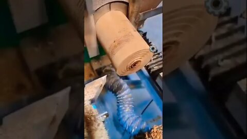 На этом видео показано то, как осуществляется процесс создания сферы из бруска.🔩