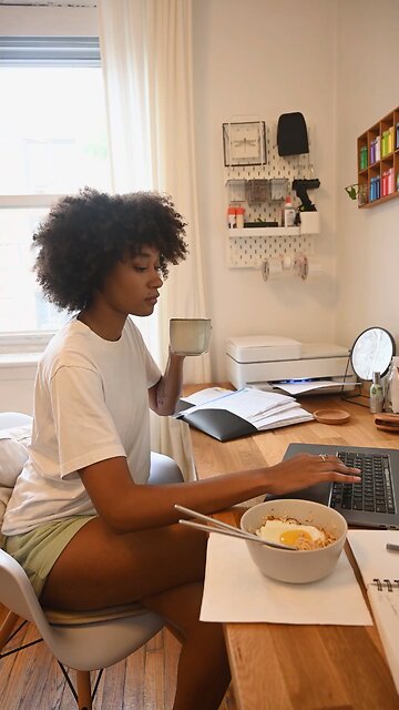 Black/brown women with Natural hair