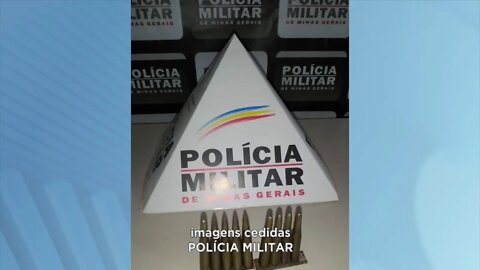 Fuzil calibre 762 quase 10 munições escondidas no meio do mato apreendidas no centro de Tumiritinga
