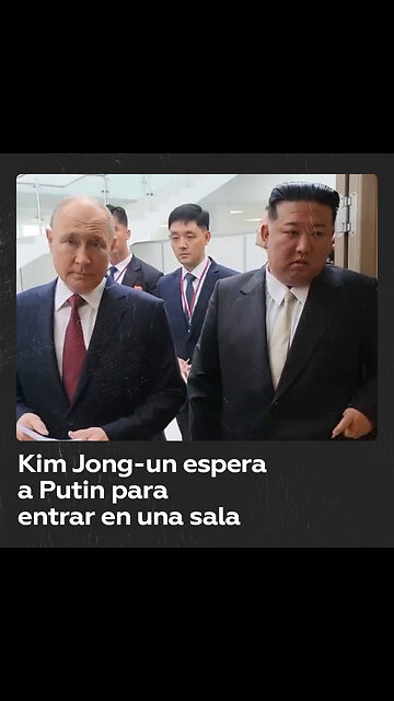 Kim Jong-un espera a Vladímir Putin para entrar juntos en la sala de reuniones