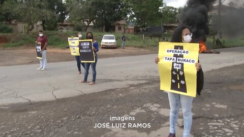 Manifestantes interditam BR-381 pedindo melhorias na pista no trecho de periquito a Governador Valad