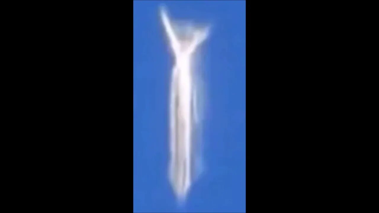 Shape Shifting UFO Spotted Traveling Beside A Plane For 7 Minutes Paranormal News