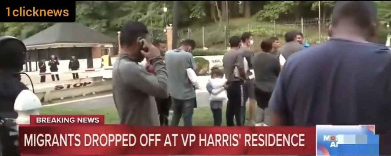 ILLEGAL MIGRANTS DROPPED OFF🏡🚏🚍🛗 OUTSIDE KAMALA HARRIS RESIDENT🚍🏡🛗💫