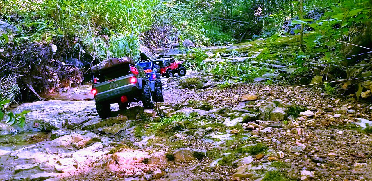Redcat Racing Gen-7 vs 3 Axial Gladiators