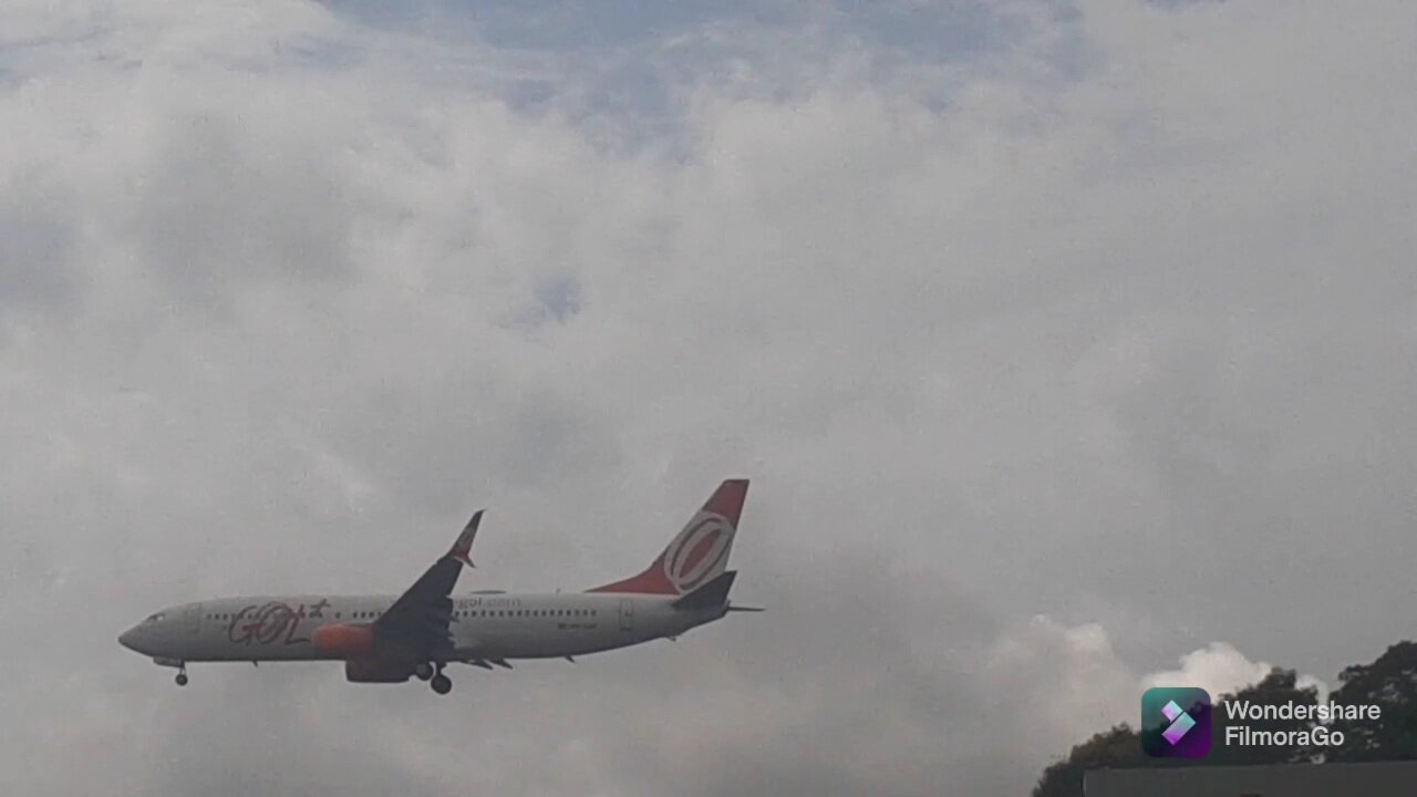 Boeing 737-800 PR-GUP vindo de Fortaleza/Embraer 195 PR-AYN vindo de Santarém