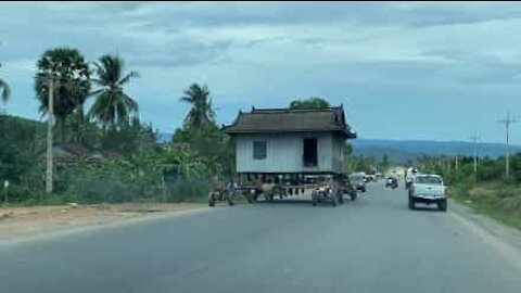 Des tracteurs déménagent une maison au Cambodge