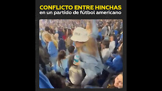 Un fan de la UCLA golpea en la cara a otro de la USC durante un partido de fútbol americano