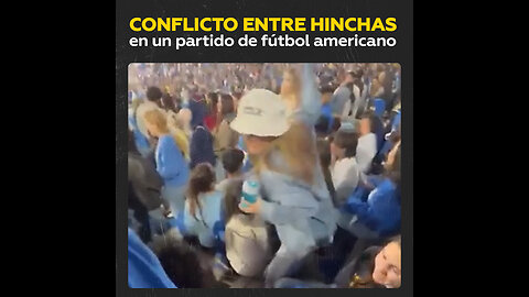 Un fan de la UCLA golpea en la cara a otro de la USC durante un partido de fútbol americano