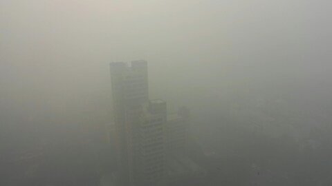 Escuelas cerradas y tráfico restringido en la capital de India por récord de contaminación | AFP