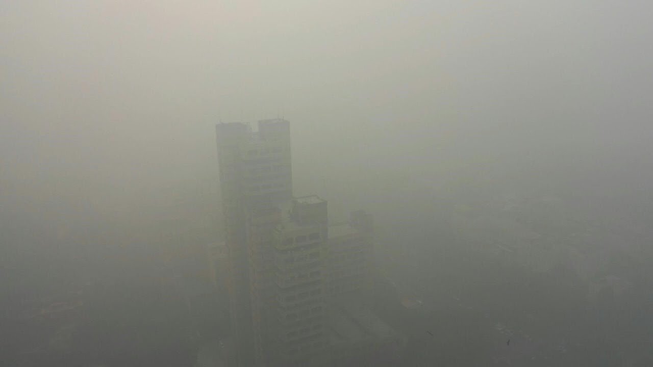 Escuelas cerradas y tráfico restringido en la capital de India por récord de contaminación | AFP