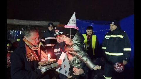 Romanians Show Kindness To Young Refugee On Her Birthday!