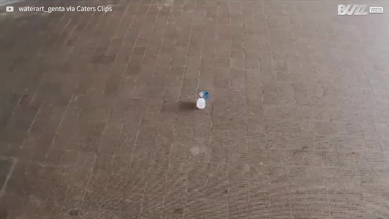 Cet artiste crée des peintures sur le sol avec de l'eau!