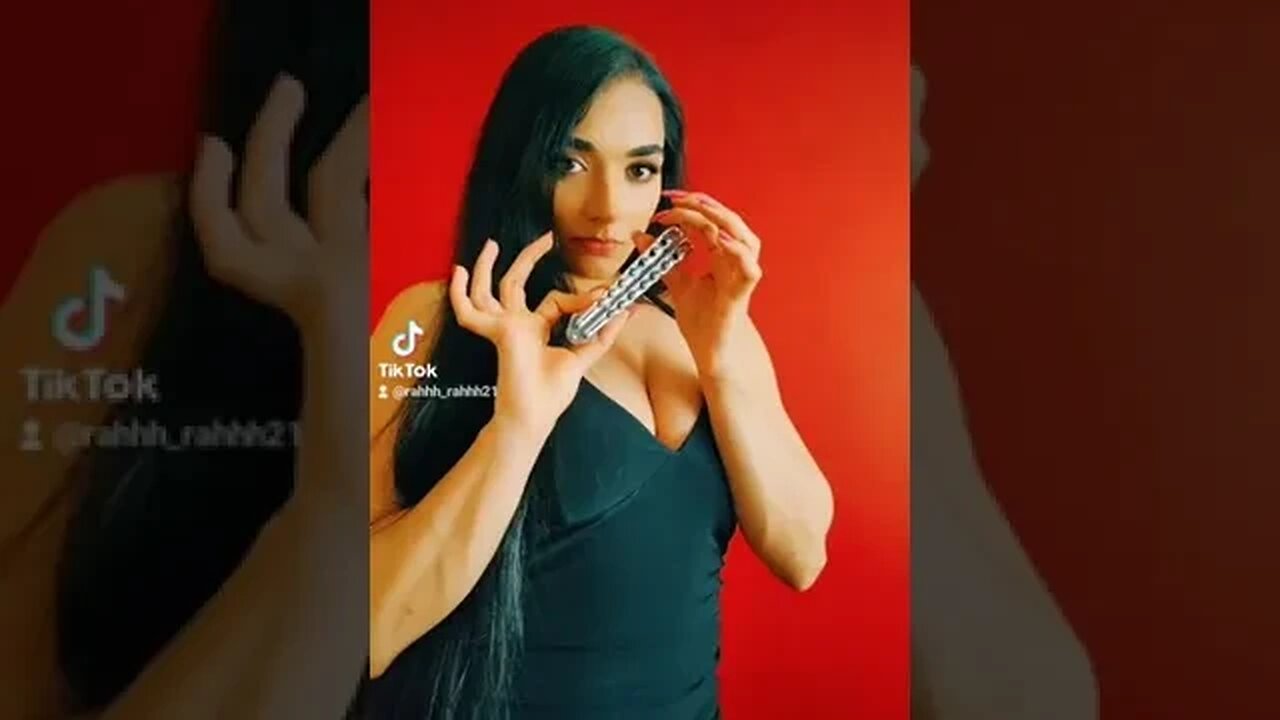 Reverse open with a butterfly knife for beginners. Easy moves for beginner knife flipping #shorts