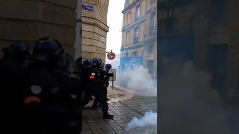 Protesters and police battle it out in Bordeaux France