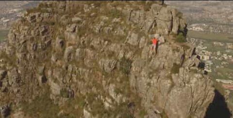 Dronefoto av en atlet som løper over Table Mountain