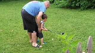 Menino se revolta por não acertar em bola de golfe