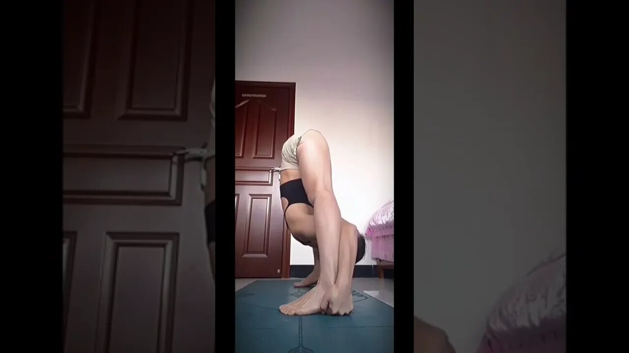 Chinese Girl Takes Yoga To An Extreme