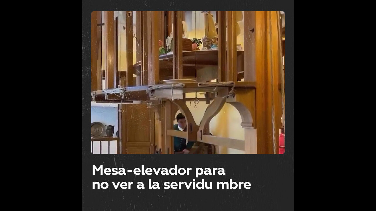 Mesa-elevador del siglo XVIII de la nobleza para evitar tratar con la servidumbre