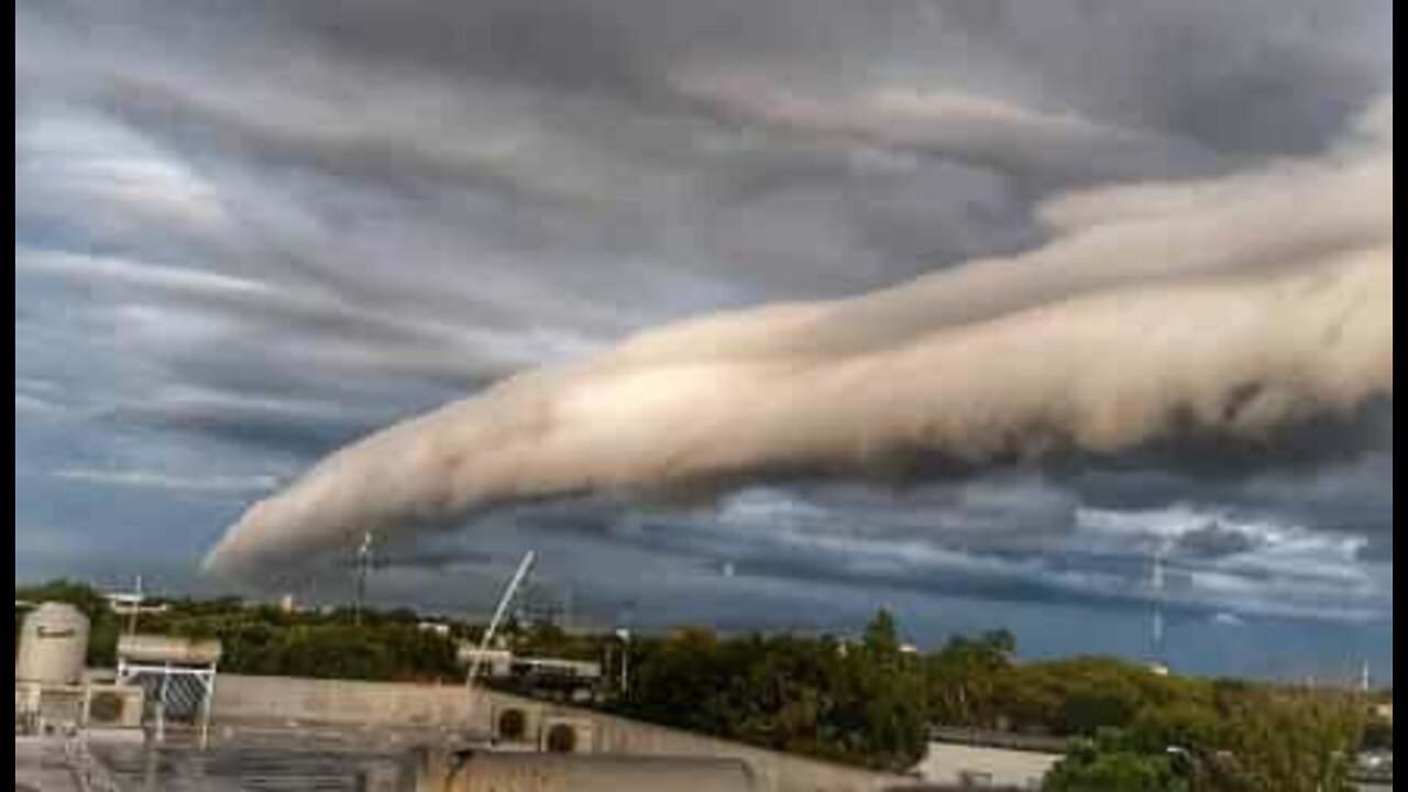 Giant roll cloud tumbles impressively across Mexican sky