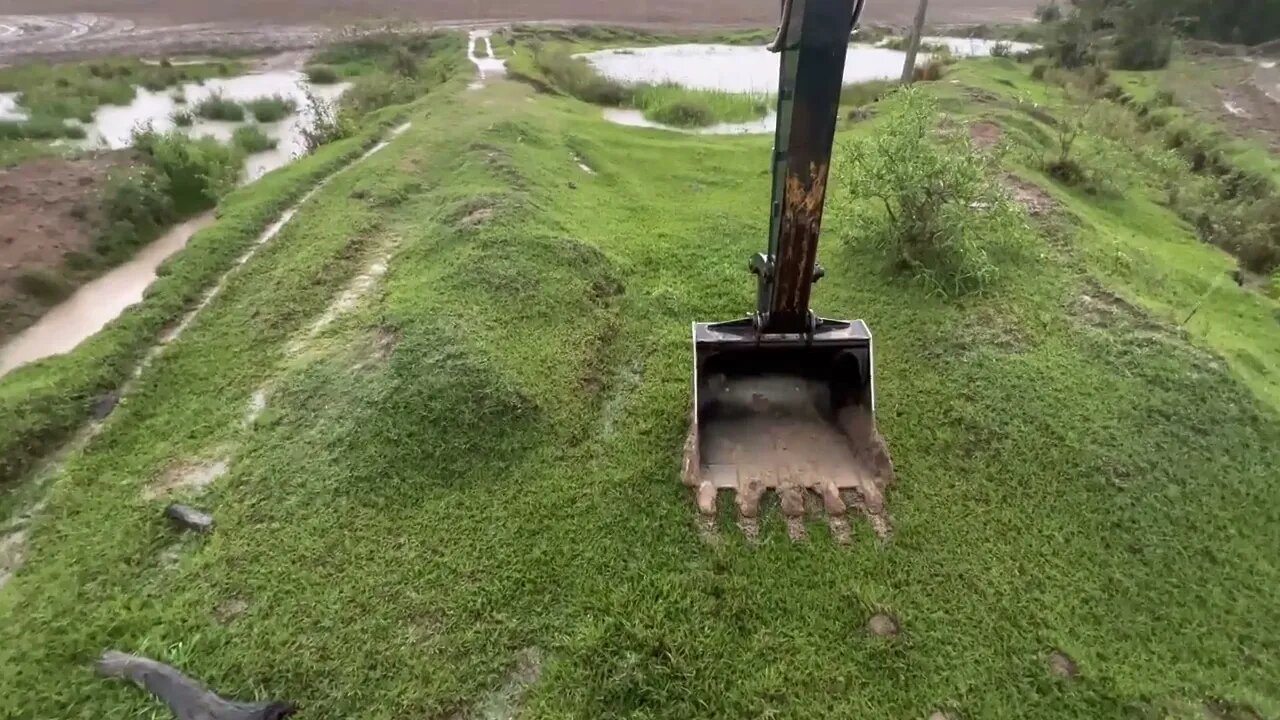 ESTOURANDO REPRESA💥 TRABALHANDO NA CHUVA 🌧 Escavadeira hidráulica op iago-2