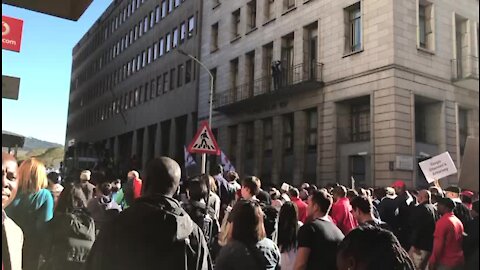 Thousands take to streets in Cape Town to call for removal of Zuma (QBu)