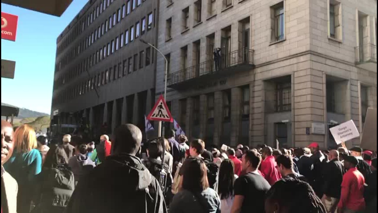 Thousands take to streets in Cape Town to call for removal of Zuma (QBu)