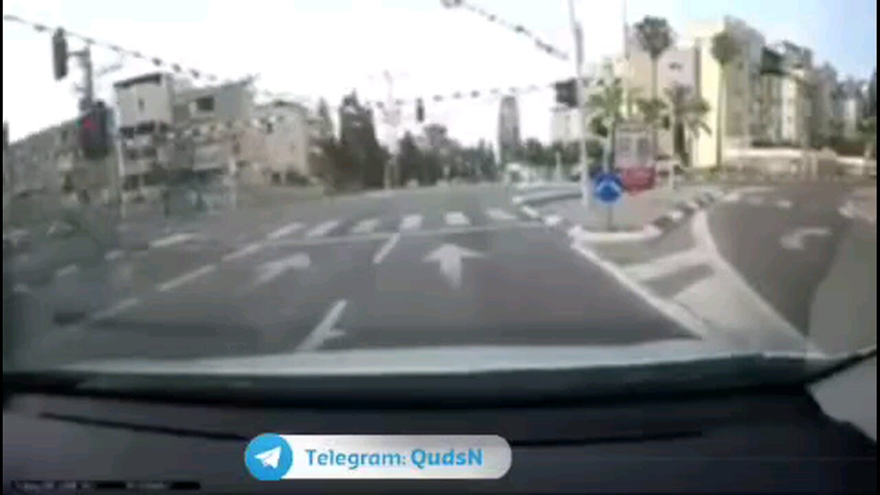 لحظة انقلاب مركبة وزير الاحتلال "بن غفير " أثناء خروجه من مكان عملية الطعن في الرملة، وإصابته بجراح.