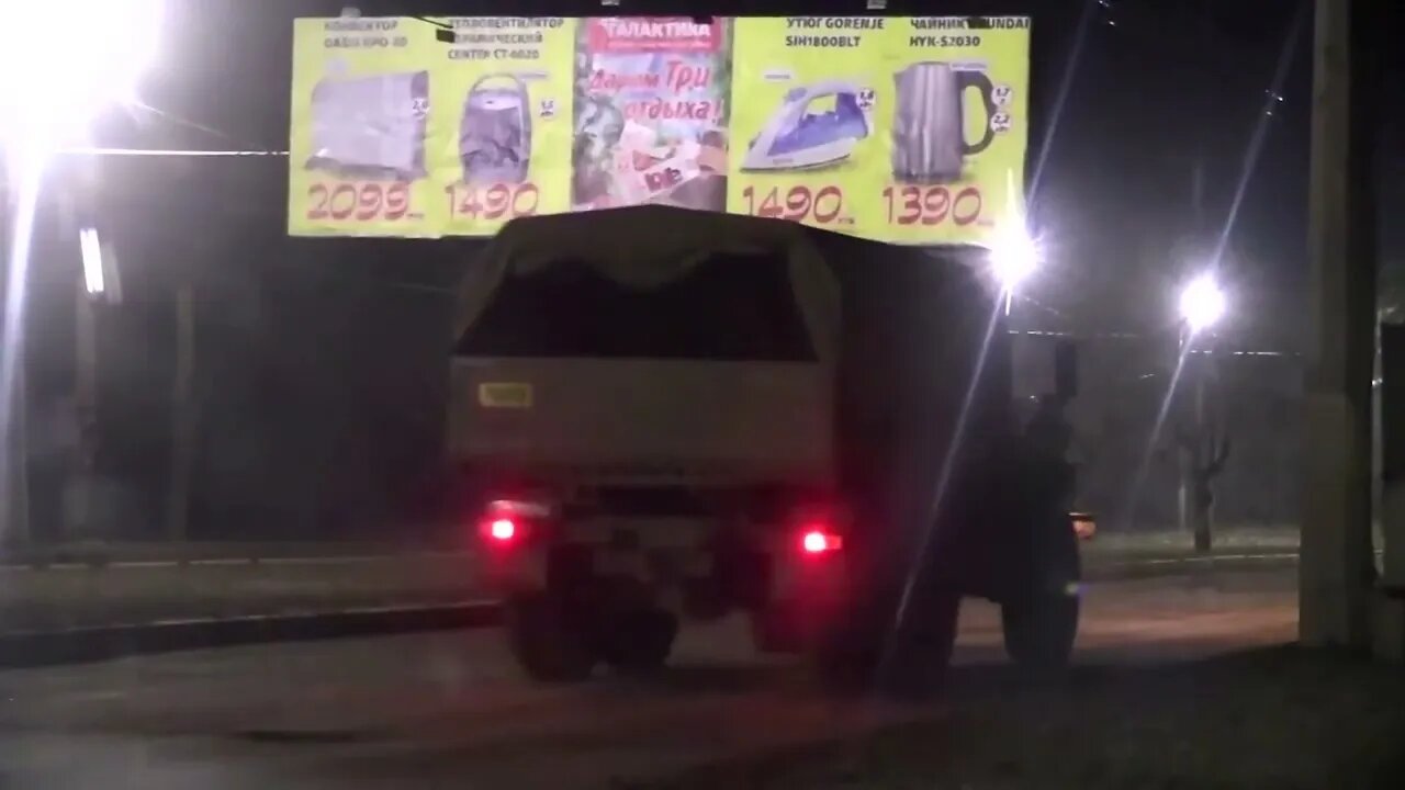 俄罗斯战车、装甲运兵车连夜摸黑驶入顿内茨克！普京下令承认乌克兰东部2个亲俄分离主义分子掌控的地区独立后，立刻派出“维和部队”，战争一触即发。