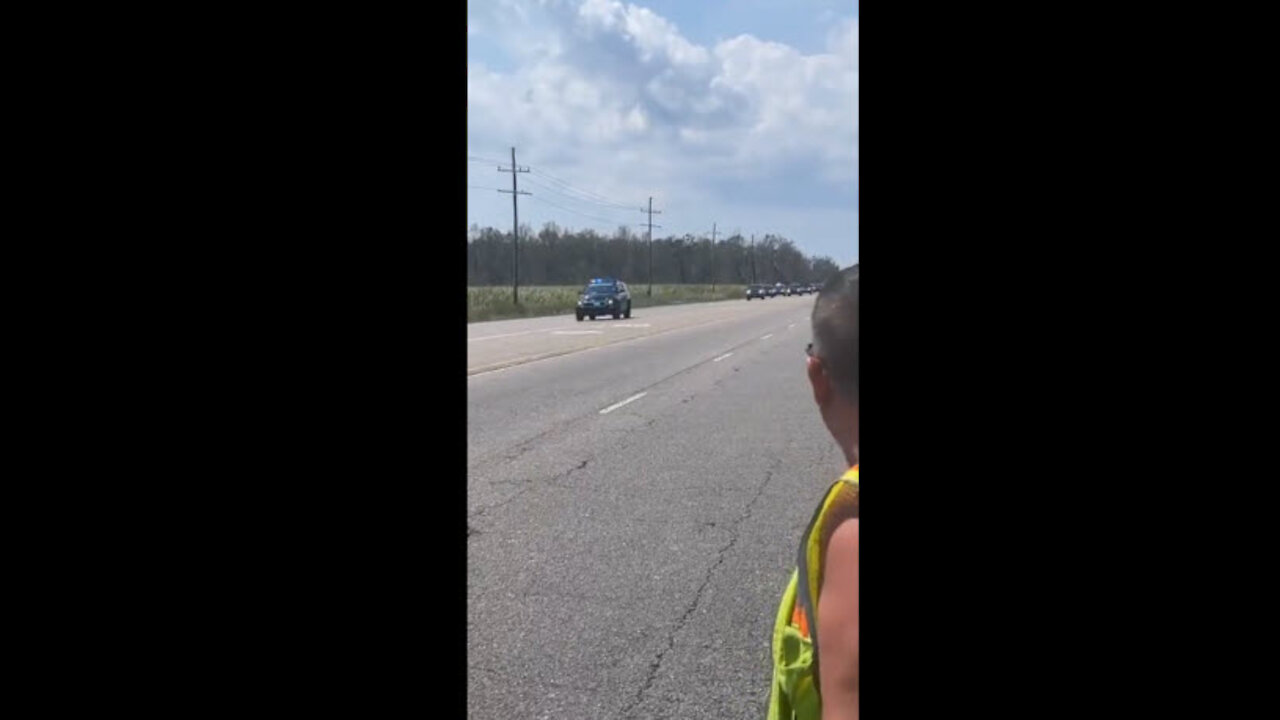 Construction workers turn their backs on Biden’s motorcade