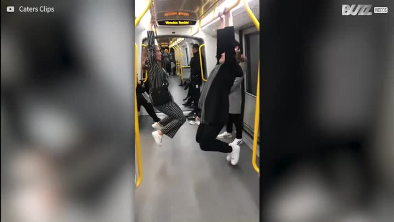 Jovem cai de metrô e fica para trás na estação