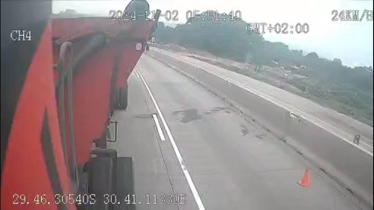 South Africa: a backhoe loader's dashcam captures a terrifying collision between two heavy vehicles