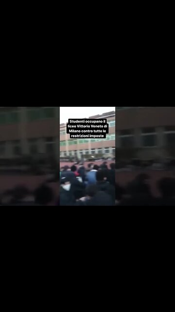 Studenti occupano il liceo Vittorio Veneto a Milano contro tutte le restrizioni imposte