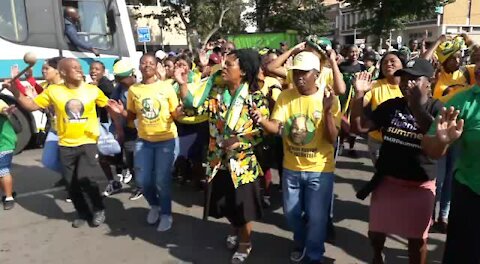 SOUTH AFRICA - KwaZulu-Natal - Day 4 - Zuma supporters arrive at court (Video) (cdU)