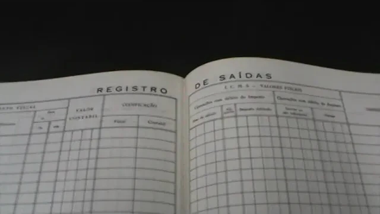 DIA-13/05/2022-11hs- ESCRITORIO -LIVROS DOCUMENTOS GUARDADOS POR VARIOS ANOS - LIMPEZA-LIXO