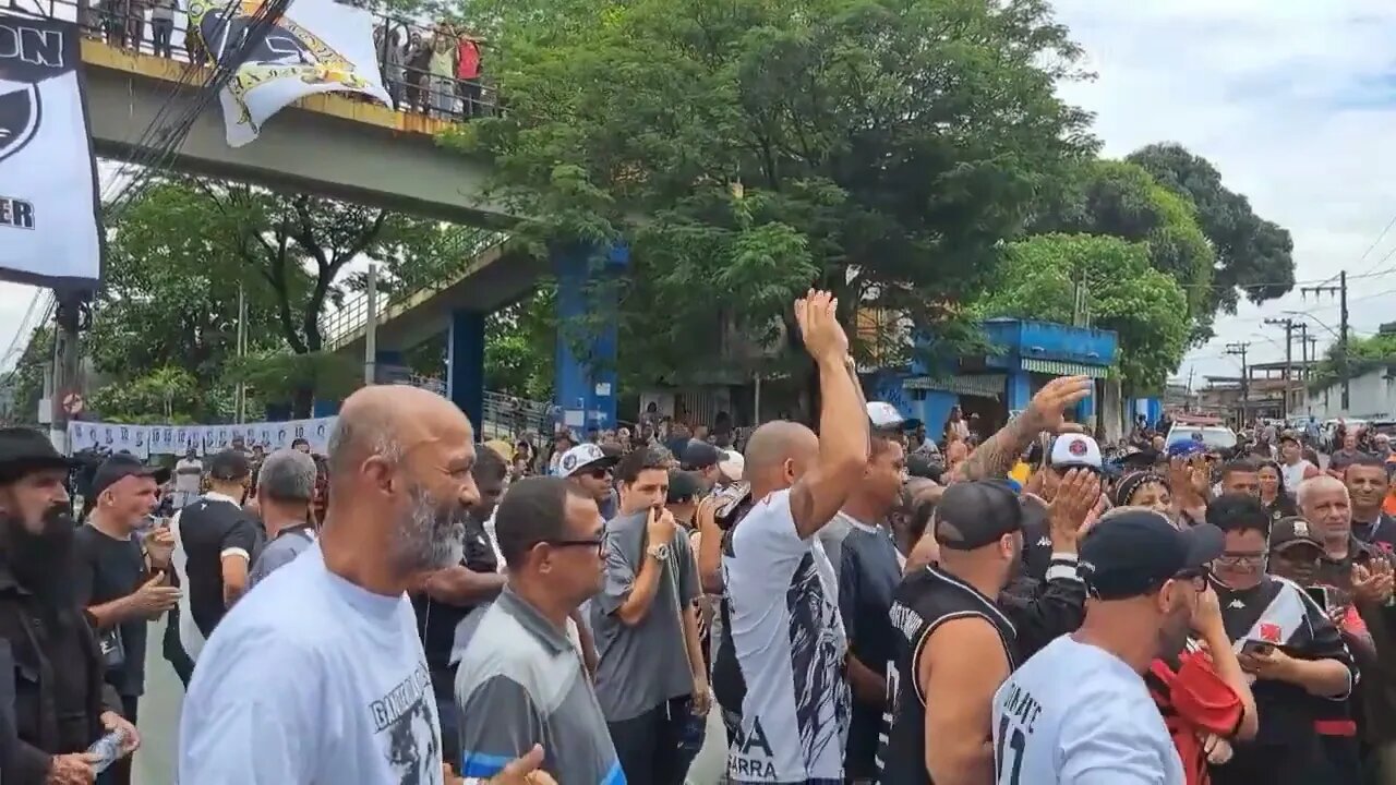 Torcedores do Vasco gritando o nome de Roberto Dinamite no cemitério durante o seu enterro em Caxias
