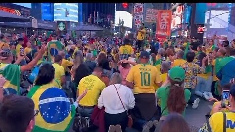 Brasileiros rezando Pai Nosso na Times Square, Nova York