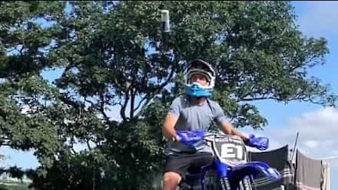 Jovem faz truque impressionante com a sua moto