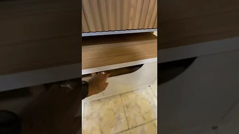 O rack Jersey conta com um design especial além de amplo espaço para melhor organização.