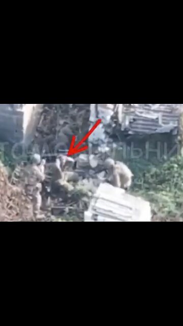 WATCH WHAT HAPPENS NEXT... A Ukrainian soldier pretended to surrender and went for the weapon of one of the Russian soldiers...