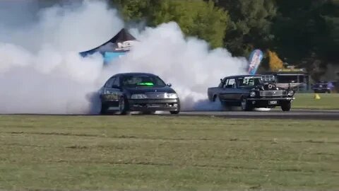 mustang vs au falcon power slide drag race