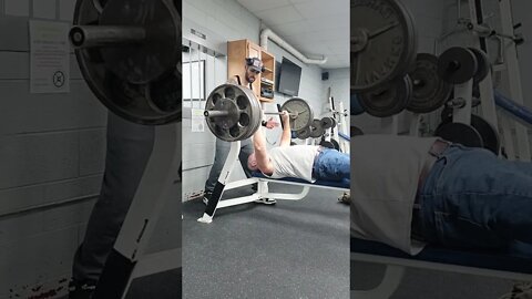 425lbs raw bench, Crazy 🤪 old man does it again