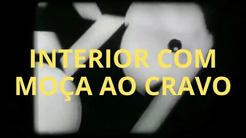 INTERIOR COM MOÇA AO CRAVO