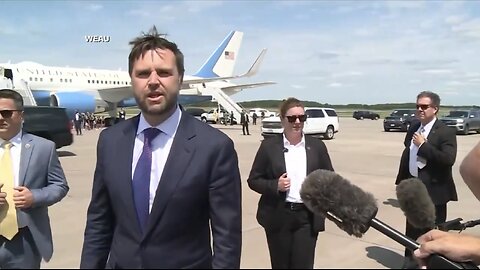 VP NOMINEE JD VANCE SPEAK🇺🇸🎬🎤🛩️📸TO REPORTERS IN FRONT AIR FORCE TWO AT AIRPORT TARMAC🎬✈️💫